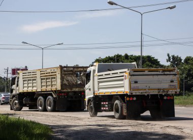 Chiangmai, Tayland - 6 Ekim 2021, Er Hino Çöp Kamyonu. 1001 no 'lu yolda. Chiangmai İş Alanından 18 km uzakta..