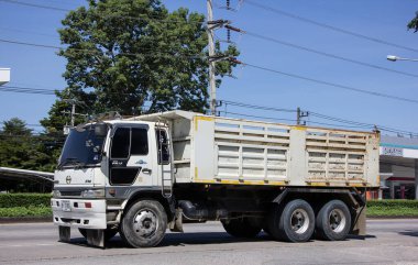 Chiangmai, Tayland - 6 Ekim 2021, Er Hino Çöp Kamyonu. 1001 no 'lu yolda. Chiangmai İş Alanından 18 km uzakta..