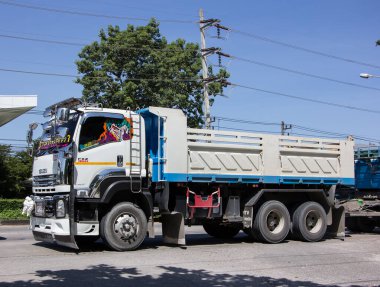 Chiangmai, Tayland - 6 Ekim 2021: Er Isuzu Çöp Kamyonu. 1001 no 'lu yolda. Chiangmai İş Alanından 18 km uzakta..