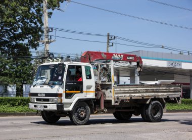 Chiangmai, Tayland - 6 Ekim 2021: Er Isuzu Crane Truck. 1001 no 'lu yolda. Chiangmai İş Alanından 18 km uzakta..