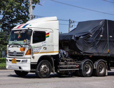 Chiangmai, Tayland - 6 Ekim 2021: PongSak Nakliye Şirketi 'nin kargo kamyonu. Fotoğraf 1001 nolu yolda. Şehir merkezine 8 km uzaklıkta, Tayland..