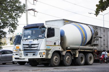Chiangmai, Tayland - 24 Kasım 2021 PWS Beton çimento kamyonu. Fotoğraf 1001 no 'lu yolda, Chiangmai, Tayland şehir merkezinden yaklaşık 8 km uzaklıkta..
