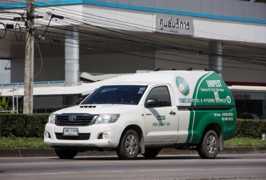 Chiangmai, Tayland - 24 Kasım 2021 Unipest şirketinin kamyonu. Evdeki ve binadaki böcekleri kontrol etme servisi. Fotoğraf 1001 nolu yolda. Şehir merkezine 8 km uzaklıkta, Tayland..