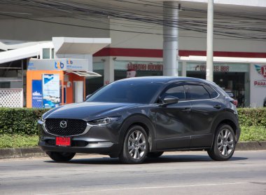 Chiangmai, Tayland - 24 Kasım 2021: özel araba, Mazda CX-5, cx5. 1001 no 'lu yolda, Chiangmai İş Alanından 8 km uzakta..