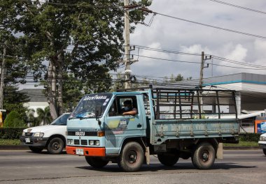 Chiangmai, Tayland - 24 Kasım 2021: Er Isuzu Kargo Truck. Fotoğraf 1001 nolu yolda, Chiangmai, Tayland 'a 8 km uzaklıkta..