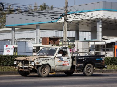 Chiangmai, Tayland - 22 Aralık 2021: Özel eski pikap, Toyota Hilux Mighty X. 1001 numaralı yolda, Chiangmai şehrinden 8 km uzakta..