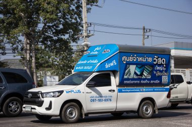 Chiangmai, Tayland - 22 Aralık 2021 M Plus Şirketi 'nin konteyner kamyonu. Fotoğraf 121 no 'lu yolda, Chiangmai Tayland şehir merkezinden yaklaşık 8 km uzaklıkta..