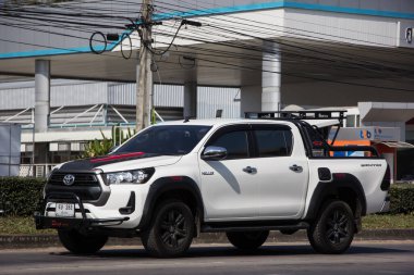 Chiangmai, Tayland - 22 Aralık 2021: Özel pikap Toyota Hilux Revo. 1001 numaralı yolda, Chiangmai şehrinden 8 km uzakta..