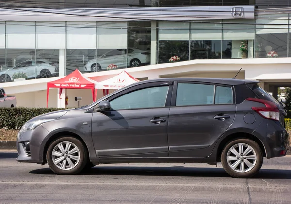 Chiangmai, Tayland - 22 Aralık 2021: Yeni özel araba toyota Yaris Hatchback Eco Car. Fotoğraf 121 no 'lu yolda, Chiangmai Tayland şehir merkezinden yaklaşık 8 km uzaklıkta..