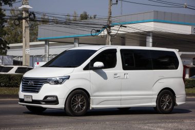 Chiangmai, Tayland - 23 Aralık 2021: Hyundai Kore 'den özel lüks minibüs. Hyundai H1. 1001 numaralı yolda, Chiangmai şehrinden 8 km uzakta..
