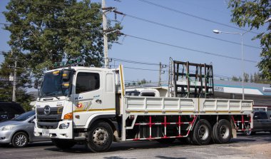 Chiangmai, Tayland - 23 Aralık 2021 Er Hino Kargo Truck. Fotoğraf 1001 nolu yolda, Chiangmai, Tayland 'a 8 km uzaklıkta..
