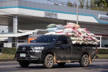 Chiangmai, Tayland - 23 Aralık 2021: Özel Kamyonet Yeni Toyota Hilux Revo Rocco. 1001 numaralı yolda, Chiangmai şehrinden 8 km uzakta..