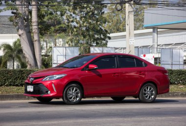 Chiangmai, Tayland - 23 Aralık 2021: özel Sedan arabası Toyota Vios. 1001 no 'lu yolda. Chiangmai İş Alanından 18 km uzakta..