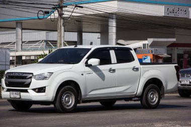 Chiangmai, Tayland - 23 Aralık 2021: Er Isuzu Dmax kamyonet. 1001 no 'lu yolda. Chiangmai şehrinden 18 km uzakta..