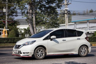 Chiangmai, Tayland - 23 Aralık 2021: Özel Yeni Eko Araba Nissan Note. 1001 no 'lu yolda. Chiangmai şehrinden 18 km uzakta..