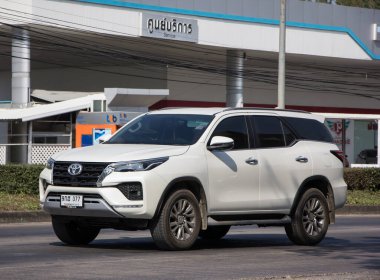 Chiangmai, Tayland - 24 Aralık 2021: er Toyota Fortuner SUv Car. 1001 no 'lu yolda. Chiangmai şehrinden 18 km uzakta..