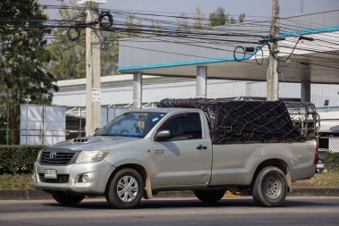 Chiangmai, Tayland - 24 Aralık 2021: Er Toyota Hilux Vigo Kamyonet. 1001 no 'lu yolda. Chiangmai şehrinden 18 km uzakta..