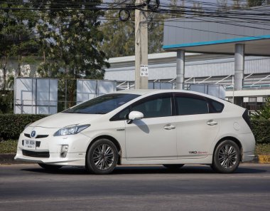 Chiangmai, Tayland - 24 Aralık 2021: Özel araba Toyota Prius Hybrid System. 1001 no 'lu yolda. Chiangmai İş Alanından 18 km uzakta..