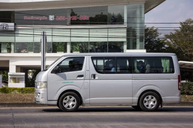Chiangmai, Tayland - 24 Aralık 2021: Er Toyota Hiace Yolcu Vagonu. 1001 numaralı yolda, Chiangmai şehrinden 8 km uzakta..