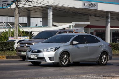Chiangmai, Tayland - 24 Aralık 2021: Özel araba, Toyota Corolla Altis. On birinci nesil. 1001 numaralı yolda, Chiangmai şehrinden 8 km uzakta..