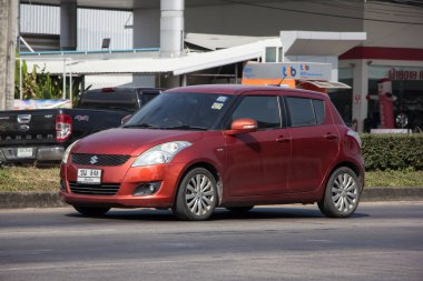 Chiangmai, Tayland - 24 Aralık 2021: Özel Eco şehri arabası Suzuki Swift. Fotoğraf 121 numaralı yolda, Chiangmai, Tayland 'a 8 km uzaklıkta..