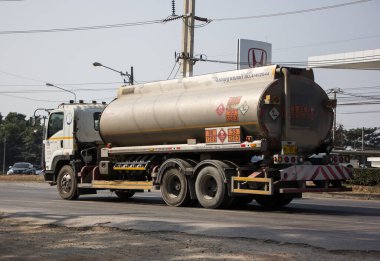 Chiangmai, Tayland - 24 Aralık 2021: Pong RaVee Petrol Nakliye Şirketi Shell Oil Truck. Fotoğraf Chiangmai şehir yolunda..