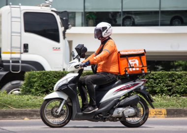 Chiangmai, Tayland - 21 Nisan 2022: teslimatçı Shopee Food Motercycle 'a biniyor. 1001 numaralı yolda, Chiangmai şehrinden 8 km uzakta..