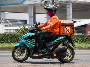 Chiangmai, Tayland - 21 Nisan 2022: teslimatçı Shopee Food Motercycle 'a biniyor. 1001 numaralı yolda, Chiangmai şehrinden 8 km uzakta..