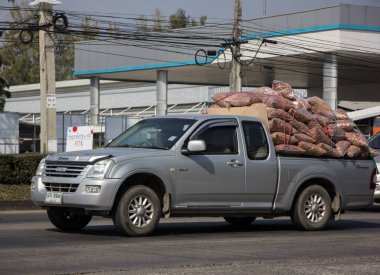 Chiangmai, Tayland - 24 Aralık 2021: Er Isuzu Dmax kamyonet. 1001 no 'lu yolda. Chiangmai şehrinden 18 km uzakta..
