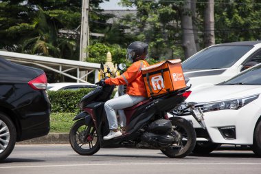 Chiangmai, Tayland - 21 Nisan 2022: teslimatçı Shopee Food Motercycle 'a biniyor. 1001 numaralı yolda, Chiangmai şehrinden 8 km uzakta..