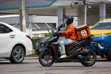 Chiangmai, Tayland - 21 Nisan 2022: teslimatçı Shopee Food Motercycle 'a biniyor. 1001 numaralı yolda, Chiangmai şehrinden 8 km uzakta..