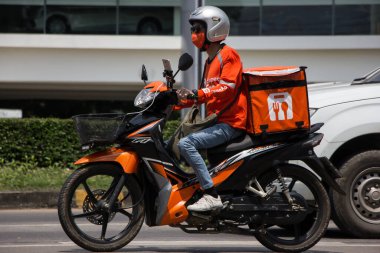 Chiangmai, Tayland - 21 Nisan 2022: teslimatçı Shopee Food Motercycle 'a biniyor. 1001 numaralı yolda, Chiangmai şehrinden 8 km uzakta..