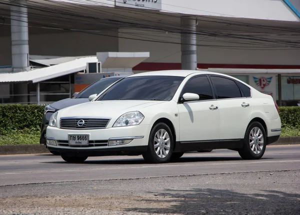 Chiangmai, Tayland - 21 Nisan 2022: özel araba, Nissan Teana. 1001 no 'lu yolda, şehrin kuzeyinde, Chiangmai Merkezi' ne yaklaşık 8 km uzaklıkta..