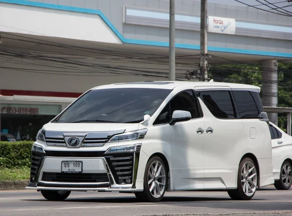 Chiangmai, Tayland - 21 Nisan 2022: Er Toyota Velfile Van Car. Fotoğraf 121 numaralı yolda, Chiangmai, Tayland 'a 8 km uzaklıkta..