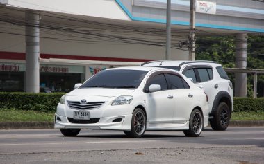 Chiangmai, Tayland - 21 Nisan 2022: özel Sedan arabası Toyota Vios. 1001 no 'lu yolda. Chiangmai İş Alanından 18 km uzakta..
