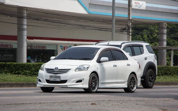Chiangmai, Tayland - 21 Nisan 2022: özel Sedan arabası Toyota Vios. 1001 no 'lu yolda. Chiangmai İş Alanından 18 km uzakta..