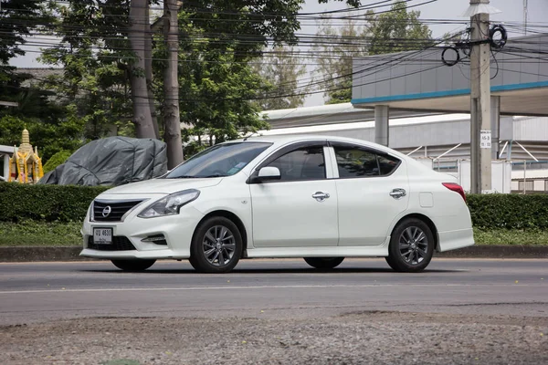Chiangmai, Tayland - 21 Nisan 2022: Private Eco car, Nissan Almera, N17 veya Nissan Latio. Fotoğraf 121 no 'lu yolda, Chiangmai, Tayland şehir merkezinden yaklaşık 8 km uzaklıkta..