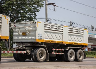 Chiangmai, Tayland - 21 Nisan 2022: Er Isuzu Çöp Kamyonu. 1001 no 'lu yolda. Chiangmai İş Alanından 18 km uzakta..