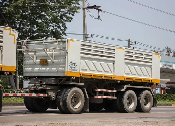 Chiangmai, Tayland - 21 Nisan 2022: Er Isuzu Çöp Kamyonu. 1001 no 'lu yolda. Chiangmai İş Alanından 18 km uzakta..