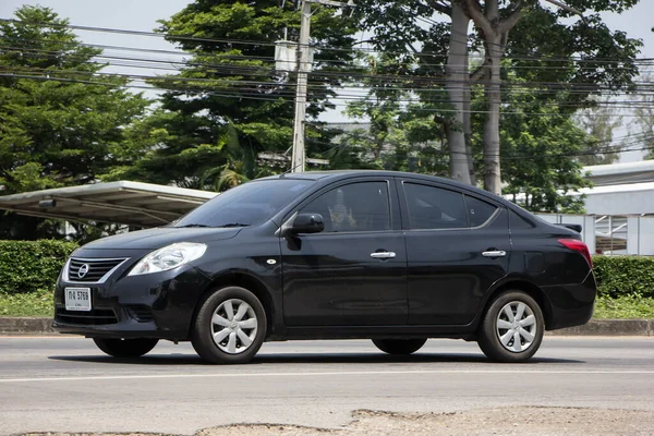Chiangmai, Tayland - 21 Nisan 2022: Private Eco car, Nissan Almera, N17 veya Nissan Latio. Fotoğraf 121 no 'lu yolda, Chiangmai, Tayland şehir merkezinden yaklaşık 8 km uzaklıkta..
