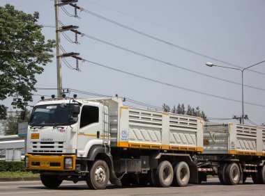 Chiangmai, Tayland - 21 Nisan 2022: Er Isuzu Çöp Kamyonu. 1001 no 'lu yolda. Chiangmai İş Alanından 18 km uzakta..