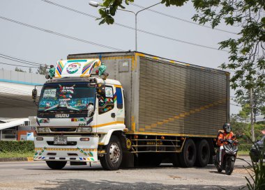 Chiangmai, Tayland - 21 Nisan 2022: Er Isuzu Kargo Truck. Fotoğraf 1001 nolu yolda, Chiangmai, Tayland 'a 8 km uzaklıkta..