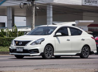 Chiangmai, Tayland - 21 Nisan 2022: Private Eco car, Nissan Almera, N17 veya Nissan Latio. Fotoğraf 121 no 'lu yolda, Chiangmai, Tayland şehir merkezinden yaklaşık 8 km uzaklıkta..