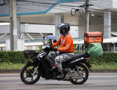 Chiangmai, Tayland - 21 Nisan 2022: teslimatçı Shopee Food Motercycle 'a biniyor. 1001 numaralı yolda, Chiangmai şehrinden 8 km uzakta..