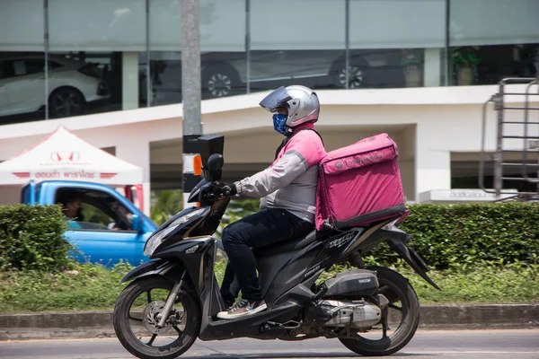 Chiangmai, Tayland - 21 Nisan 2022 Gıda Pandası Motercycle 'una binen teslimatçı. 1001 numaralı yolda, Chiangmai şehrinden 8 km uzakta..