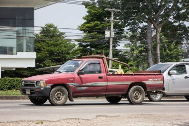 Chiangmai, Tayland - 21 Nisan 2022: Özel eski pikap, Toyota Hilux Mighty X. 1001 numaralı yolda, Chiangmai şehrinden 8 km uzakta..