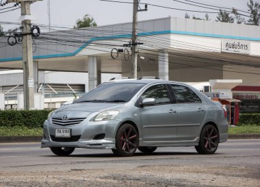 Chiangmai, Tayland - 21 Nisan 2022: özel Sedan arabası Toyota Vios. 1001 no 'lu yolda. Chiangmai İş Alanından 18 km uzakta..