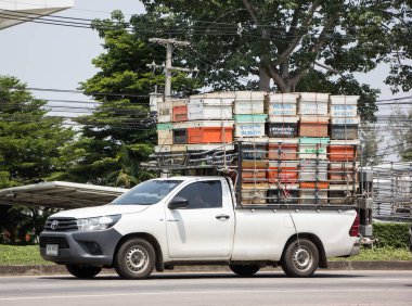 Chiangmai, Tayland - 21 Nisan 2022: Özel pikap Toyota Hilux Revo. 1001 numaralı yolda, Chiangmai şehrinden 8 km uzakta..