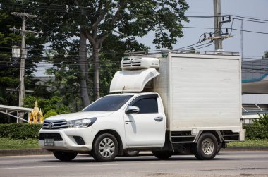 Chiangmai, Tayland - 21 Nisan 2022: Soğuk Konteynırlı Özel Kamyonet. 1001 no 'lu yolda. Chiangmai şehrinden 18 km uzakta..