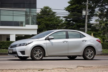 Chiangmai, Tayland - 21 Nisan 2022: özel araba, Toyota Corolla Altis. 1001 numaralı yolda, Chiangmai şehrinden 8 km uzakta..